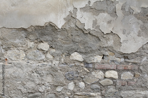 parete di mattoni rossi e intonaco rovinati