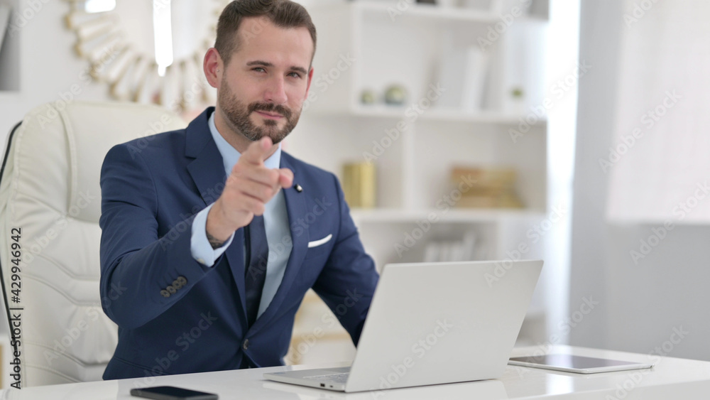 Naklejka premium Businessman Pointing with Finger at Camera