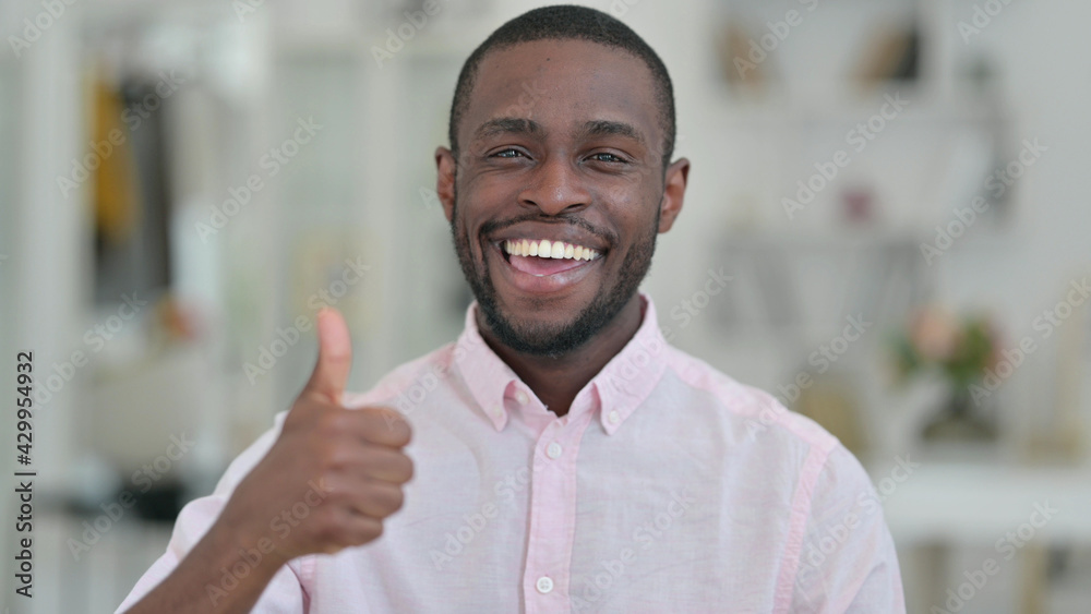 Obraz premium Portrait of Appreciative African Man showing Thumbs Up