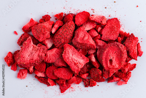 Obraz na płótnie Lyophilized strawberries freeze -dried berries w salonie