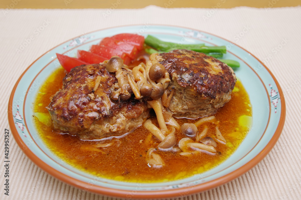 ソースで煮込んだハンバーグ ソースで煮込んだハンバーグ