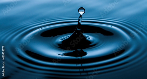 Woda, kropla, wzburzona tafla wody © Andrzej