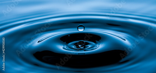 Kropla, woda, wzburzona tafla wody © Andrzej