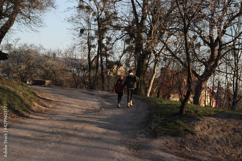 children go to the city through the woods on a dirt road © Світлана Коваль