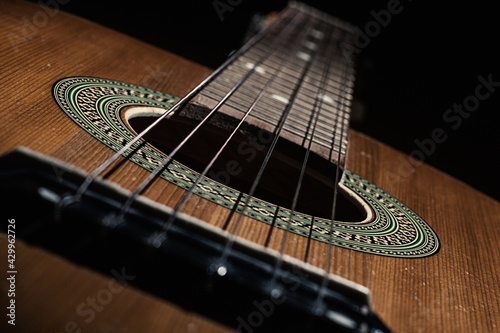 Instrument w półmroku, gitara, muzyka, struny © Andrzej