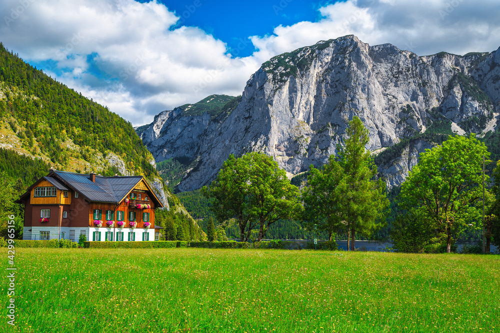 Obraz premium Waterfront wooden house and high cliffs in background, Altaussee, Austria