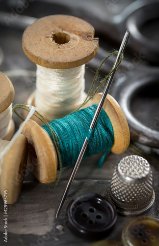 Foto Threads, needles and sewing items.