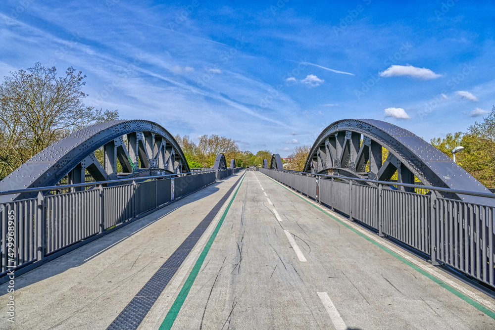 Radweg auf einer historischen Eisenbahnbrücke in Mülheim Ruhr