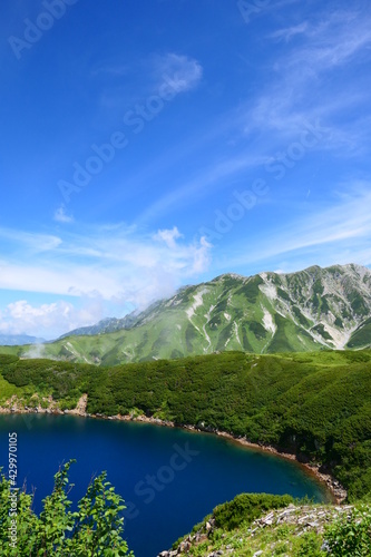 Fototapeta Naklejka Na Ścianę i Meble -  中部山岳国立公園。室堂平・ミクリガ池より立山を望む。立山、富山、日本。8月下旬。