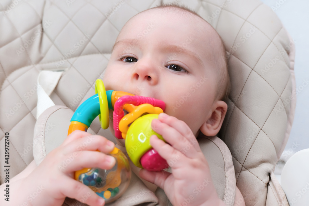 babys milk teeth are erupting, the gums itch. babys milk teeth are erupting, the gums itch.