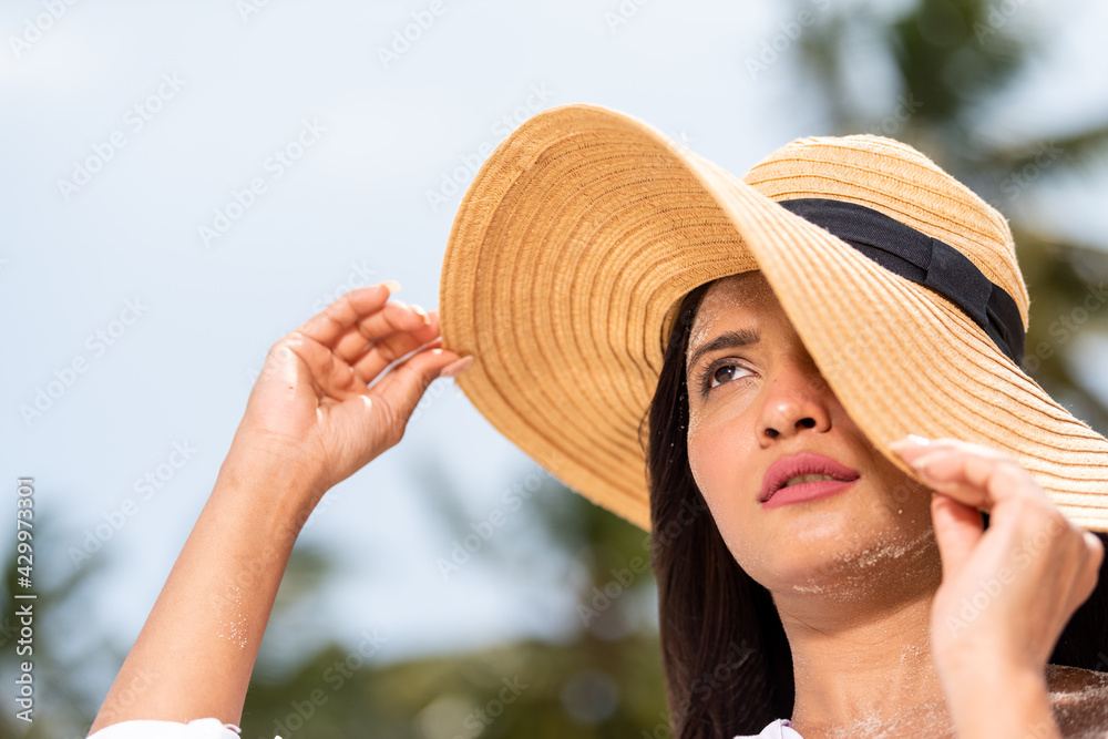 woman posing with her sun hat