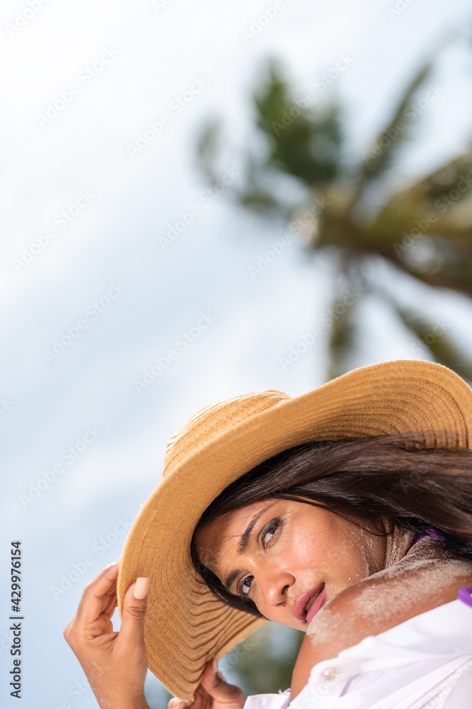 woman posing with her sun hat