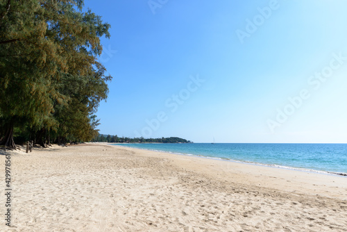 Fototapeta Naklejka Na Ścianę i Meble -  Phra Ae Beach (Long Beach), is a natural beauty with pristine turquoise waters in Ko Lanta, Krabi, Thailand.