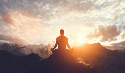 Fototapete Yogaschule Mann in Yoga-Pose, Zen-Meditation bei Sonnenuntergang.  © Photocreo Bednarek