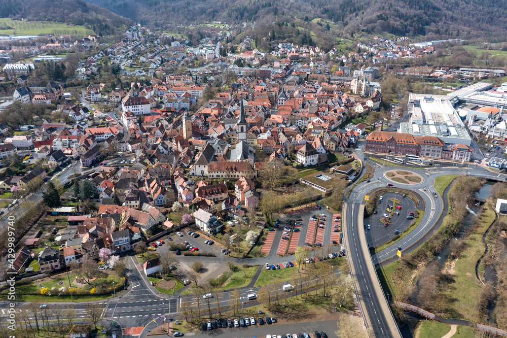 Blick von oben über Lohr am Main und die Berge des Spessart, Main-Spessart, Bayern, Deutschland