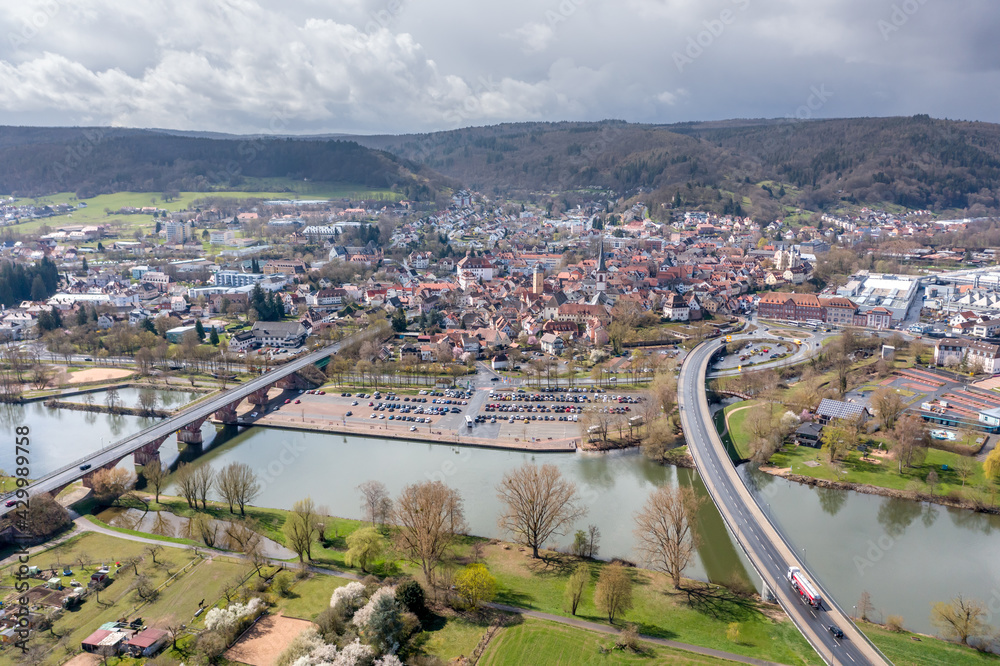 Fototapeta premium Blick von oben auf den Main die Stadt Lohr am Main und die Bergewelt vom Spessart Gebirge, Main-Spessart, Bayern, Deutschland