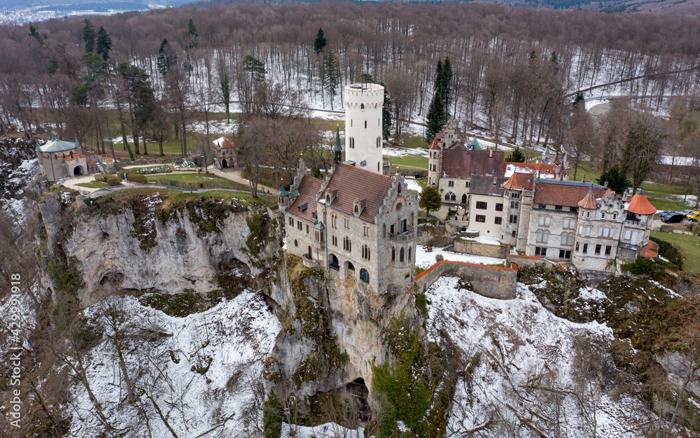 Obraz premium Blick von oben auf Burg und Schloss Lichtenstein im Winter, Reutlingen, Lichtenstein, Baden Württemberg, Deutschland