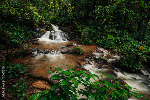 Cascade à la crique Tibourou en Guyane