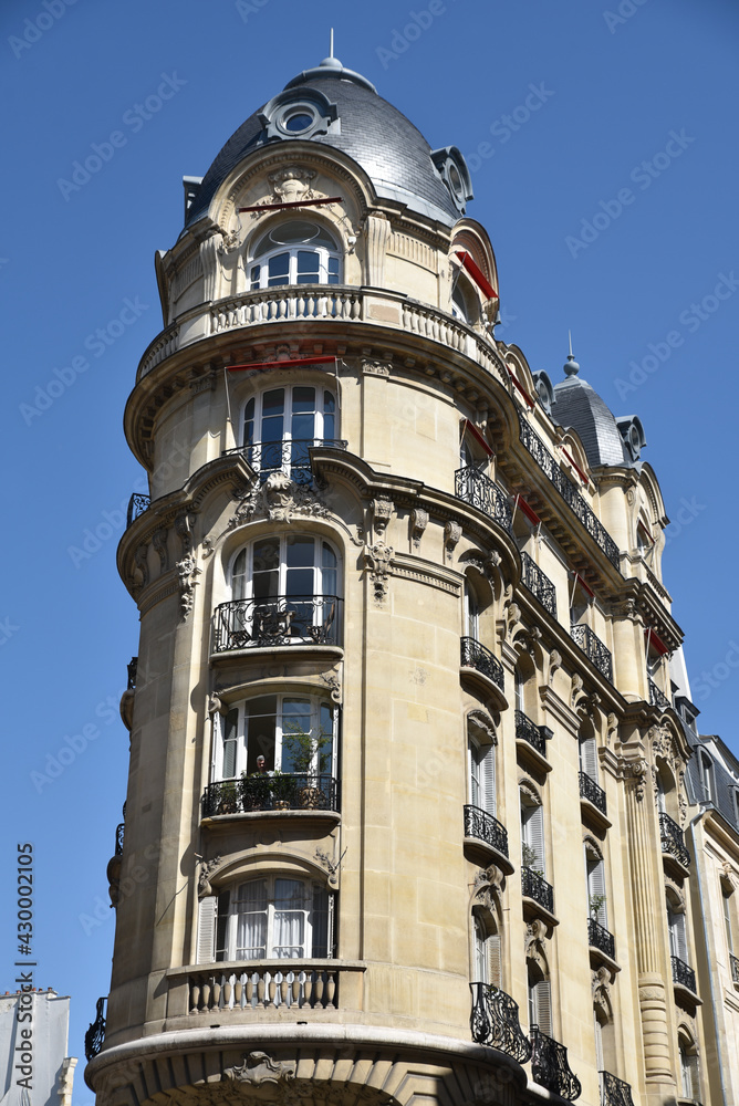Immeuble haussmannien à tourelle à Paris, France