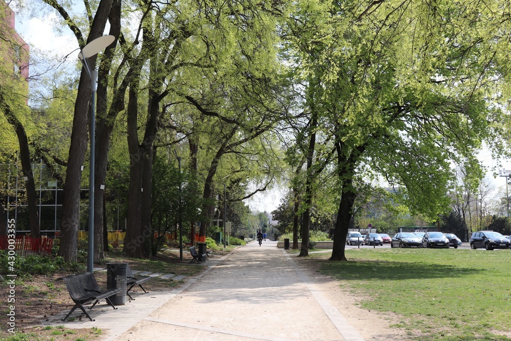 Le parc Louis Dupic, grand jardin public, ville de Vénissieux, département du Rhône, France Le parc Louis Dupic, grand jardin public, ville de Vénissieux, département du Rhône, France