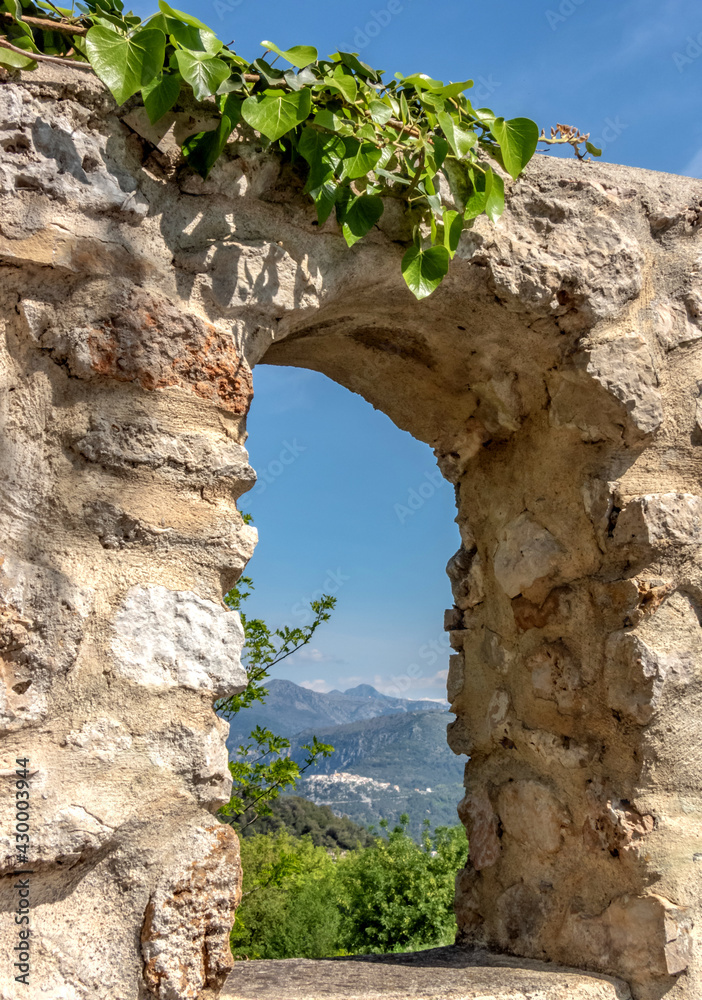 Vue sur la montagne au travers d'une meurtrière en pierre