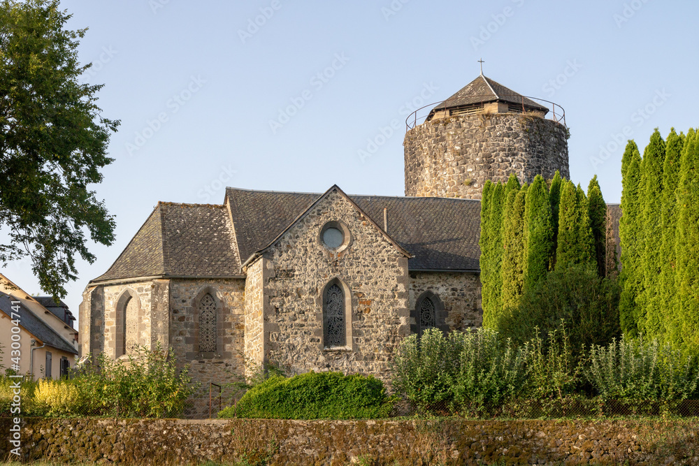 L'église d'Arches (Cantal) et son clocher-donjon