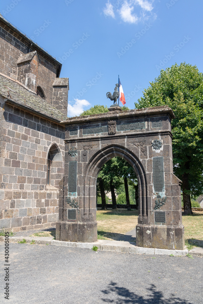 Le monument aux Morts de Salers (Cantal)