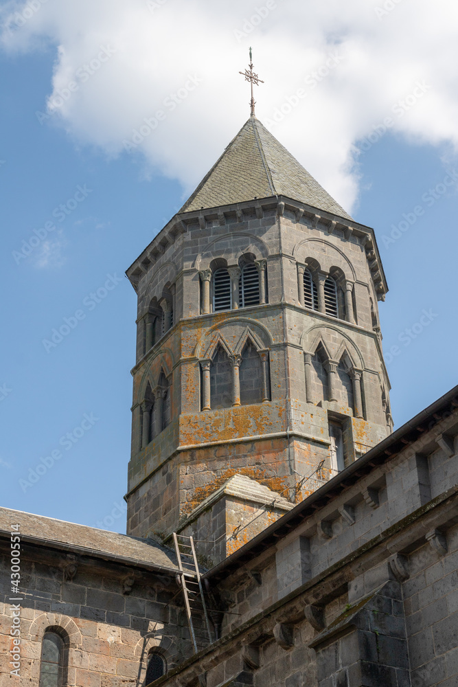 Le clocher de la Basilique Notre-Dame des miracles à Mauriac (Cantal)