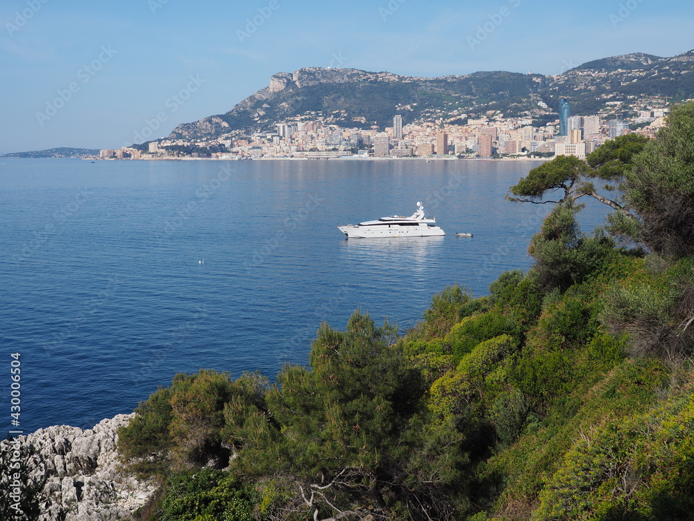 yatch et vue sur Monaco - Côte d'Azur
