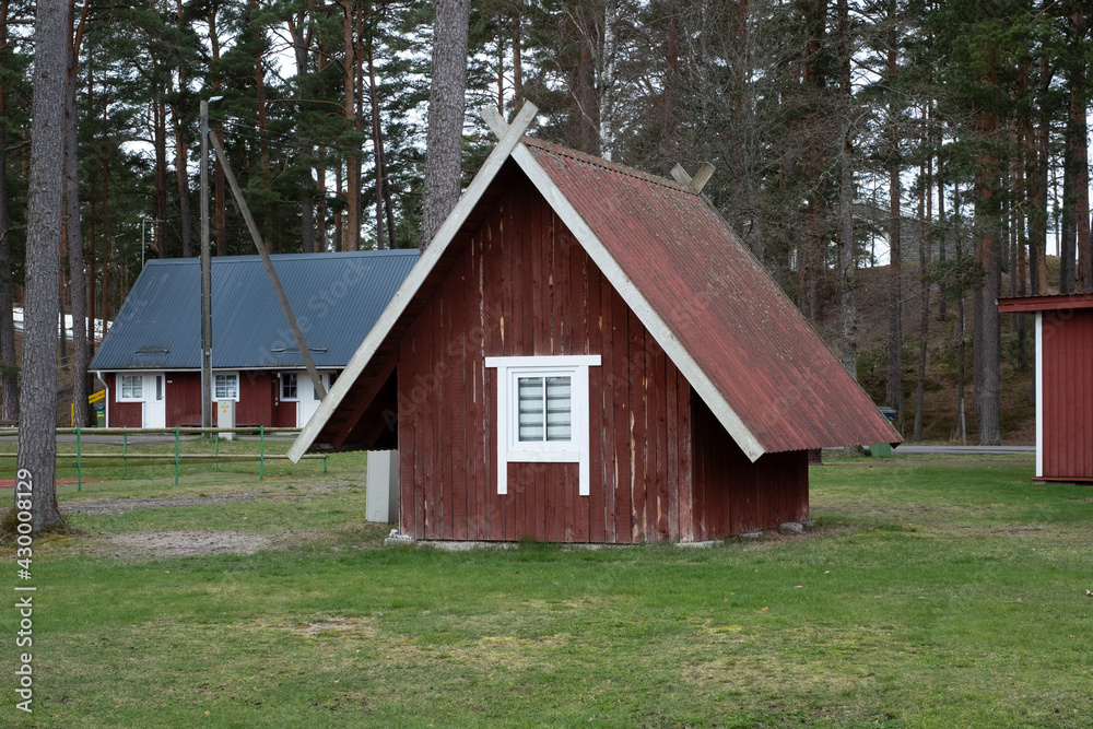 Obraz premium A-frame house or building, triangle shape house. Steeply-angled sides begin near the foundation line and meet at the top in the shape of the letter A.