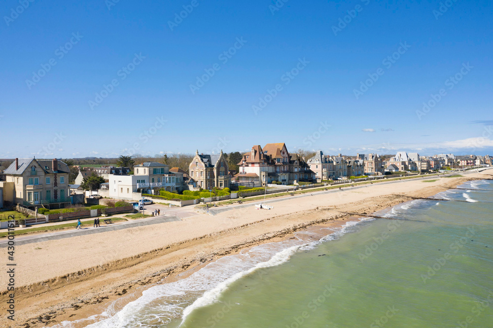 La plage de Sword beach à Lion-sur-Mer vue de face en France, en