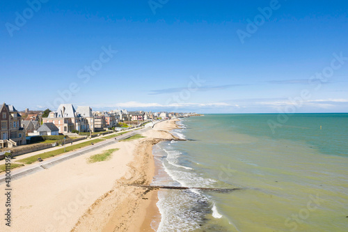 La plage de Sword beach à Lion-sur-Mer en France, en Normandie, dans le Calvados, au bord de la Manche.