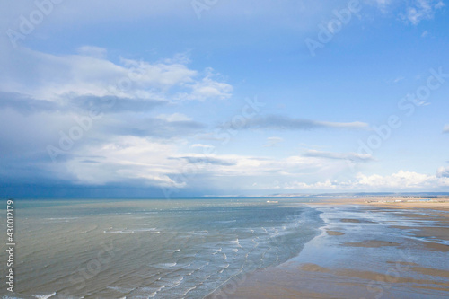 La plage de Sword beach    Ouistreham au matin au lever du Soleil en France  en Normandie  dans le Calvados  au bord de la Manche.