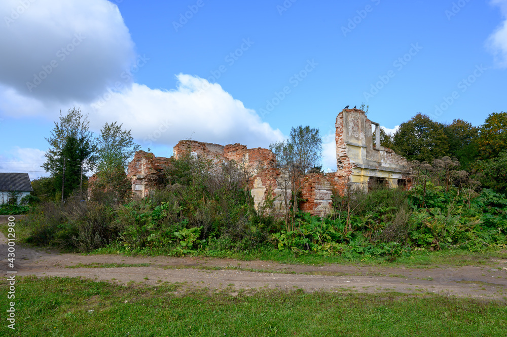 Ruines of the main house of the estate 