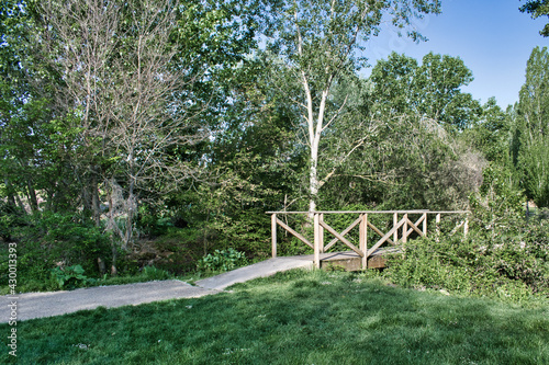 Puente de madera sobre un riachuelo en el parque del Socayo de Arroyo de la Encomienda  Valladolid