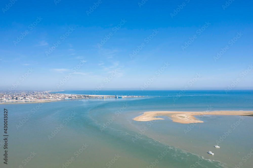 La baie de l'Orne et son banc de sable à Ouistreham en France, en Normandie, dans le Calvados, au bord de la Manche sous le Soleil.