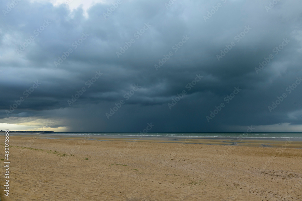 La plage de Sword beach à Ouistreham lors d'un orage avec une forte averse en France, en Normandie, dans le Calvados, au bord de la Manche.