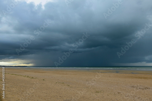 La plage de Sword beach    Ouistreham lors d un orage avec une forte averse en France  en Normandie  dans le Calvados  au bord de la Manche.