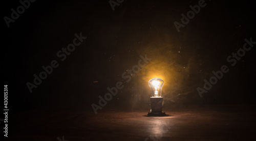 Photographie Beautiful retro luxury interior bulb lighting lamp decor glowing in dark