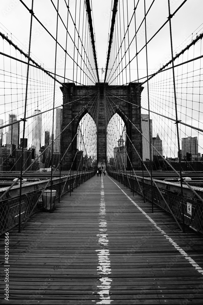 Naklejka premium New York City brooklyn bridge in black and white, Lower Manhatten, USA