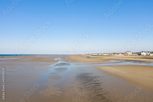 L immense plage de Gold beach    Asnelles en France  en Normandie  dans le Calvados  au bord de la Manche.