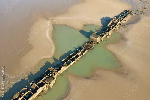 Le port artificiel de Arromanches les bains au niveau de Asnelles vu de dessus en France, en Normandie, dans le Calvados, au bord de la Manche. photo