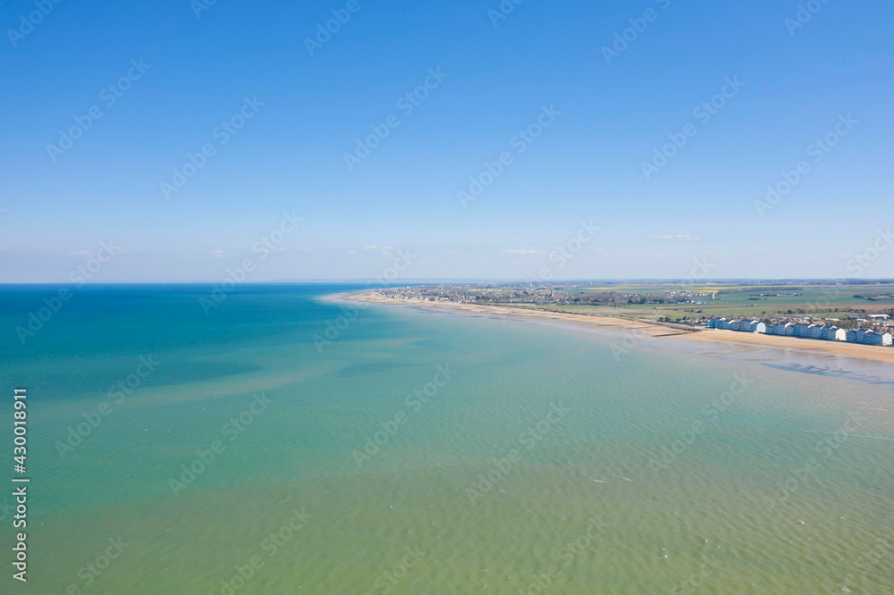 La plage de Juno beach à Courseulles-sur-Mer en France, en Normandie, dans le Calvados, au bord de la Manche sous le Soleil.