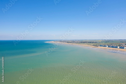 La plage de Juno beach à Courseulles-sur-Mer en France, en Normandie, dans le Calvados, au bord de la Manche sous le Soleil.