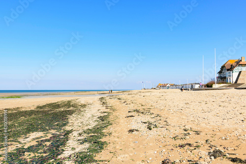 La plage de Juno beach à Bernieres-sur-Mer en France, en Normandie, dans le Calvados, au bord de la Manche sous le Soleil.