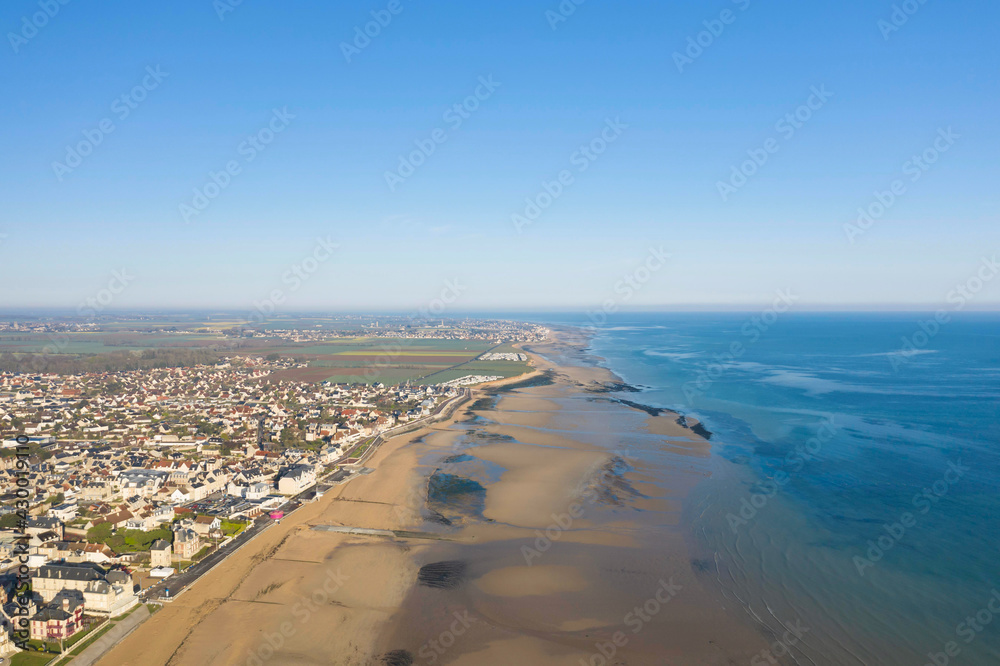 La plage de Sword beach à Lion sur Mer en France, en Normandie, dans le