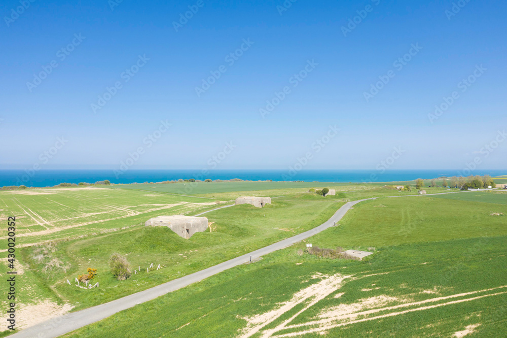 Naklejka premium Une vue aérienne de la batterie d'artillerie de Longues sur Mer en France, en Normandie, dans le Calvados, au bord de la Manche sous le Soleil.
