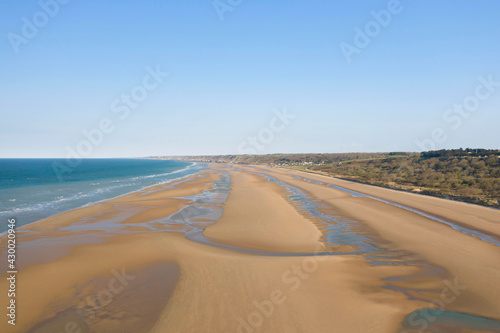 L'immense plage de Omaha beach en France, en Normandie, dans le Calvados, au bord de la Manche.