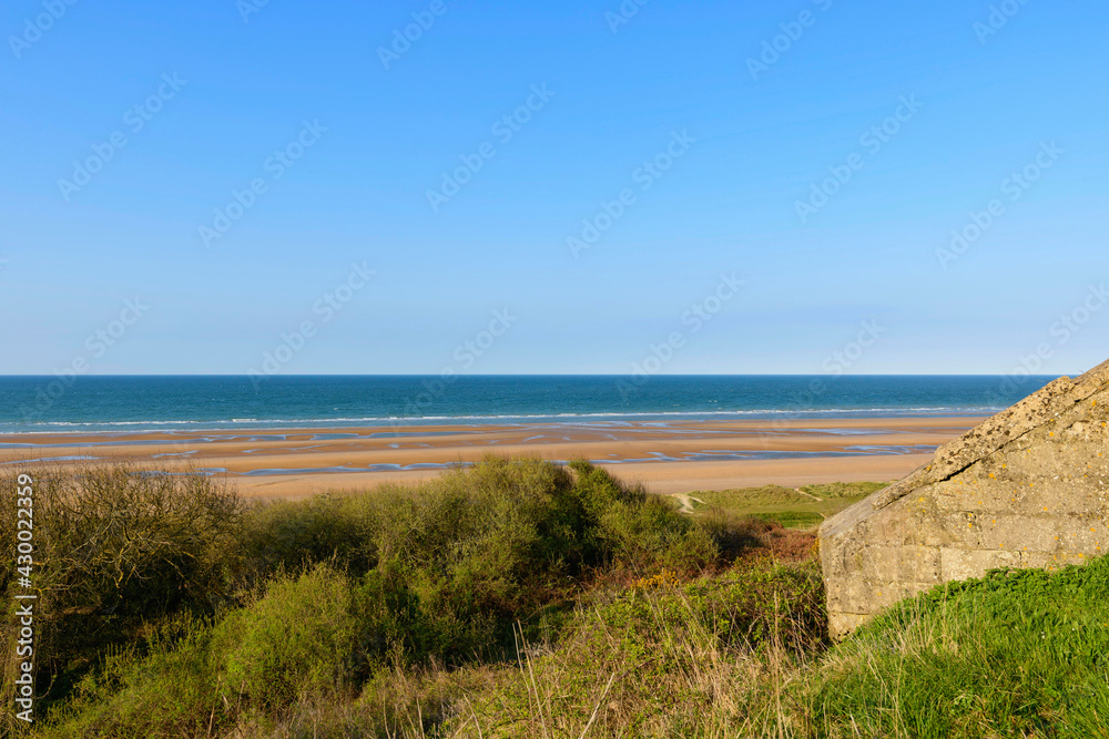 La plage d'Omaha beach vue du point d'appui WN62 en France, en Normandie, dans le Calvados, au bord de la Manche.