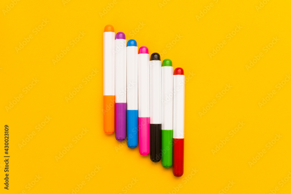 Obraz premium Set of felt pens isolated on a yellow background in row